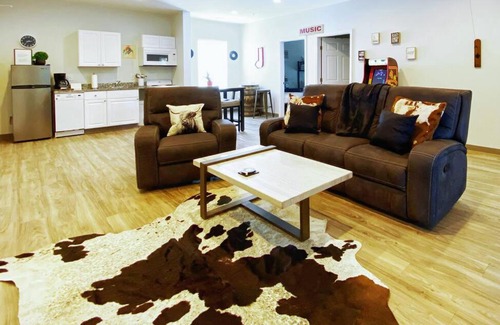 Maxwell Casa | New 4bd 2ba Suite Games 8 min to DT East Nash
