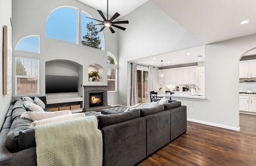 Oakdale Casa | *NEW 4BD Oakdale Retreat, Pool, AC, Sleeps 14, Newly Remodeled