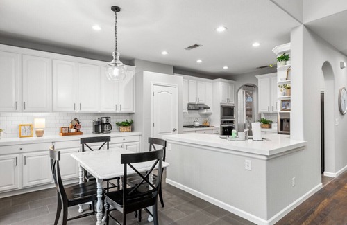 Oakdale Casa | *NEW 4BD Oakdale Retreat, Pool, AC, Sleeps 14, Newly Remodeled