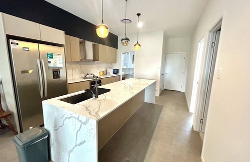 Taringa Casa | New 4BR 3Bath Duplex/Train station/Modern Comfort