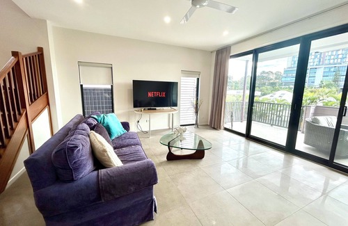 Taringa Casa | New 4BR 3Bath Duplex/Train station/Modern Comfort