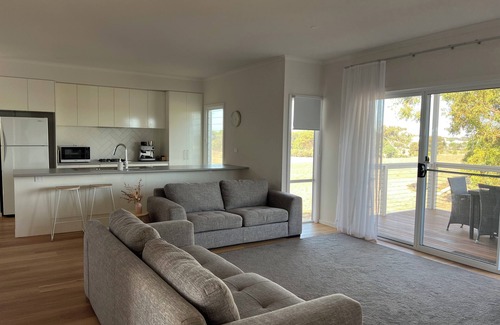 Alexandrina Casa | New 4BR house in Clayton Bay