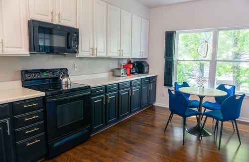 The Gate Casa | NEW 4BR house w/2 King Suites Garage Parking