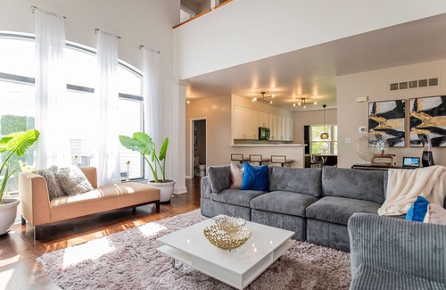 The Gate Casa | NEW 4BR house w/2 King Suites Garage Parking