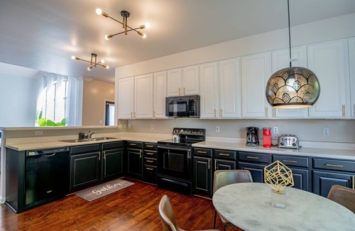 The Gate Casa | NEW 4BR house w/2 King Suites Garage Parking