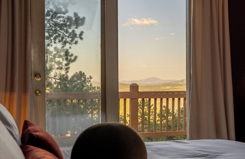 Bailey Casa | New 4BR Luxe Getaway Stunning Views/ Hot Tub/ Home Theater & Games- Pet Friendly