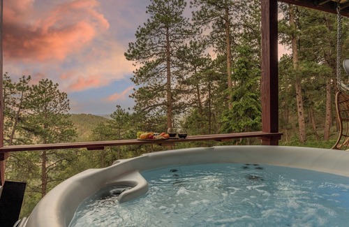 Bailey Casa | New 4BR Luxe Getaway Stunning Views/ Hot Tub/ Home Theater & Games- Pet Friendly