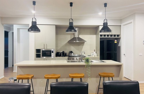 Charlemont Casa | New 4BR Retreat &Coastal Escape,15 mins to Geelong&Surf Coast with FREE Netflix