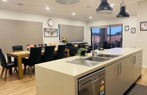 Charlemont Casa | New 4BR Retreat &Coastal Escape,15 mins to Geelong&Surf Coast with FREE Netflix
