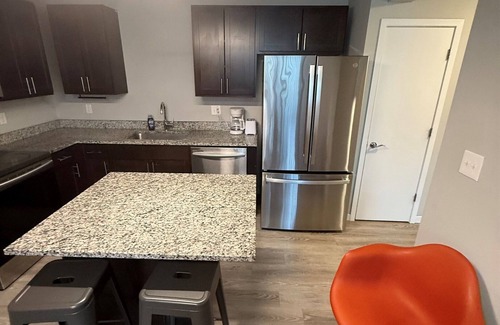 Burns Park Apartamento | * NEW * 4BR Retreat | Heart of Campus w/Parking