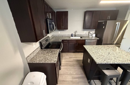 Burns Park Apartamento | * NEW * 4BR Retreat | Heart of Campus w/Parking