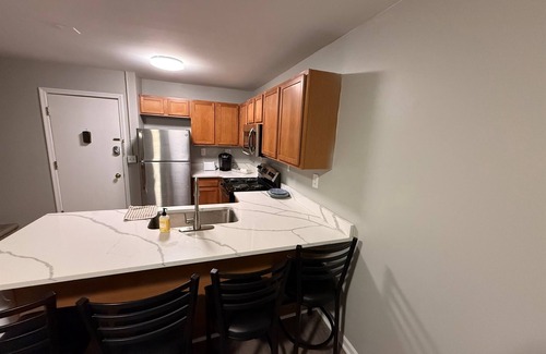 Burns Park Apartamento | * NEW * 4BR Retreat | Heart of Campus w/Parking
