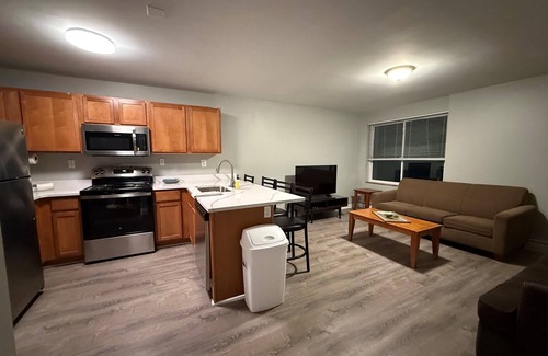 Burns Park Apartamento | * NEW * 4BR Retreat | Heart of Campus w/Parking