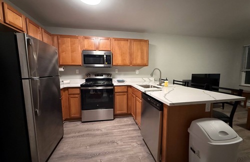 Burns Park Apartamento | * NEW * 4BR Retreat | Heart of Campus w/Parking