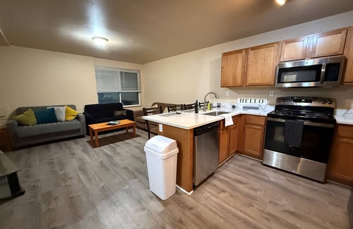 Burns Park Apartamento | * NEW * 4BR Retreat | Heart of Campus w/Parking
