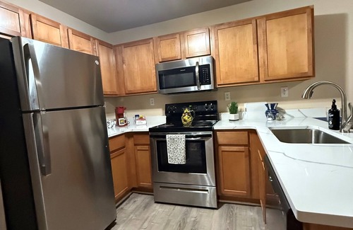 Burns Park Apartamento | * NEW * 4BR Retreat | Heart of Campus w/Parking