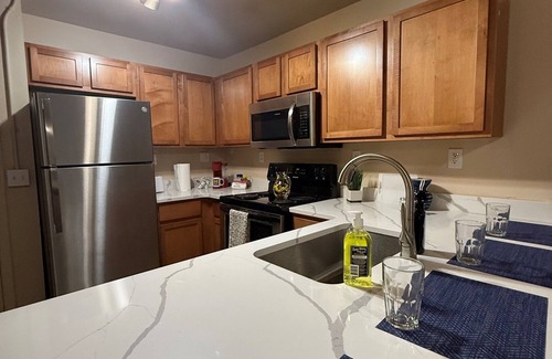 Burns Park Apartamento | * NEW * 4BR Retreat | Heart of Campus w/Parking