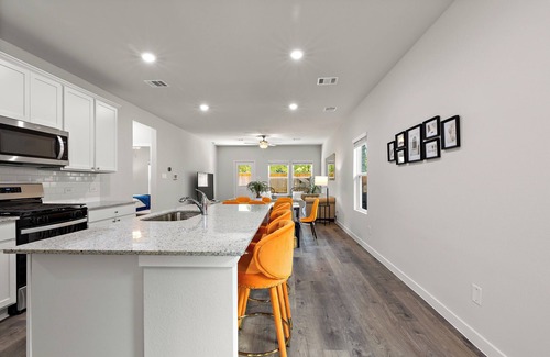 Magnolia Casa | NEW 4BR Retreat with Game Room + 75” TV Near The Woodlands Trails & Shops