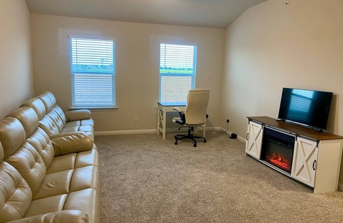 Kyle Casa | New 4BR Townhome in Kyle, I-35 Access, Sunrise Views Over Cornfields