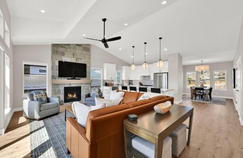 Wolf Creek Casa | NEW 5 Bedroom House All Season Paradise Powder Mountain Views & Golfing