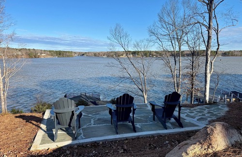 Macon Casa | New 5-bedroom lake front home w/ dual masters, dock, fire pit, paddle boards