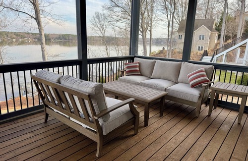 Macon Casa | New 5-bedroom lake front home w/ dual masters, dock, fire pit, paddle boards
