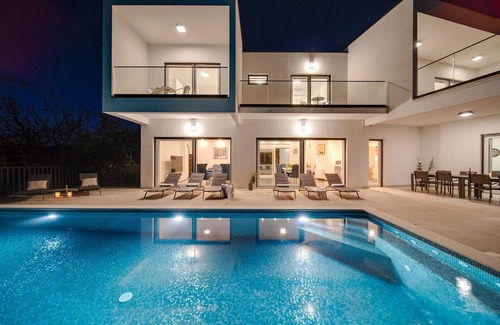 Slime Villa | NEW! 5-bedroom Villa Giro with heated swimming pool