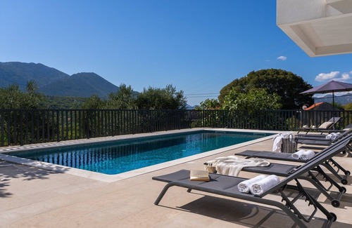 Slime Villa | NEW! 5-bedroom Villa Giro with heated swimming pool