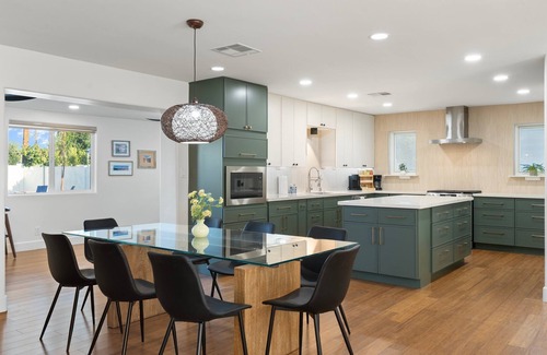 Cox Heights Casa | NEW 5 min to Old Town, Pool & Spa, 2 King Suites