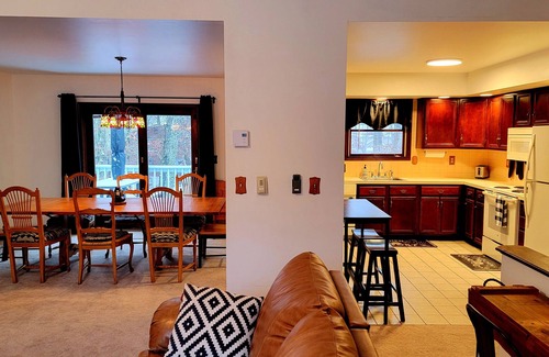 Bushkill Casa | NEW!! 5 Star Gated Community. Wifi, Games, Fire Pit, 5 Smart TVs, Towels/Linens!