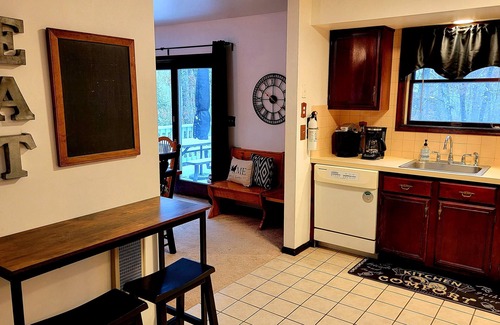 Bushkill Casa | NEW!! 5 Star Gated Community. Wifi, Games, Fire Pit, 5 Smart TVs, Towels/Linens!