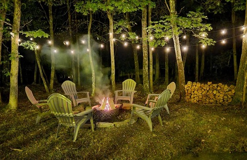 Bushkill Casa | NEW!! 5 Star Gated Community. Wifi, Games, Fire Pit, 5 Smart TVs, Towels/Linens!