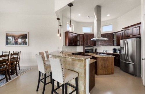 Dripping Springs Casa | ** NEW 5 STAR HILL COUNTRY RETREAT **