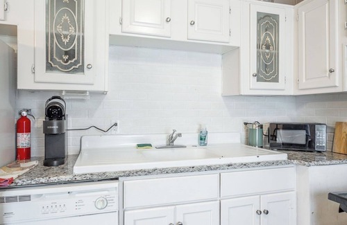 Flintstone Casa | “HOT TUB” "NEW" "5 Stars" "Mins to Ruby Falls" "Chattanooga" “Fire Pit”