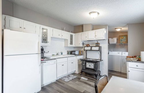 Flintstone Casa | “HOT TUB” "NEW" "5 Stars" "Mins to Ruby Falls" "Chattanooga" “Fire Pit”