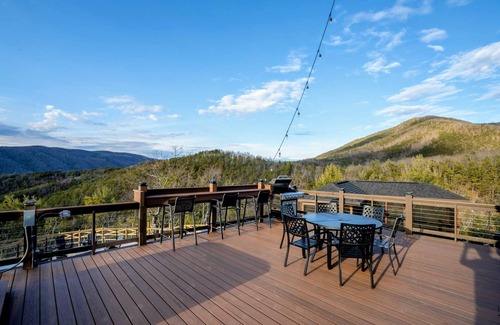 Milam Cabina | NEW 5BR Luxury Retreat with Panoramic Views