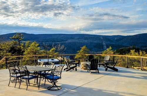 Milam Cabina | NEW 5BR Luxury Retreat with Panoramic Views