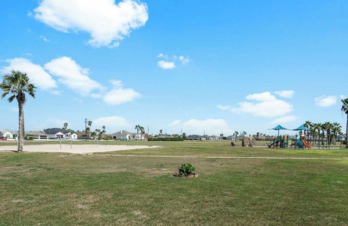 Corpus Christi Casa | New 5BR Romantic Home w/Hot Tub - 2 Min Beach, Fast WiFi - 210 Mbps, 2 King Beds