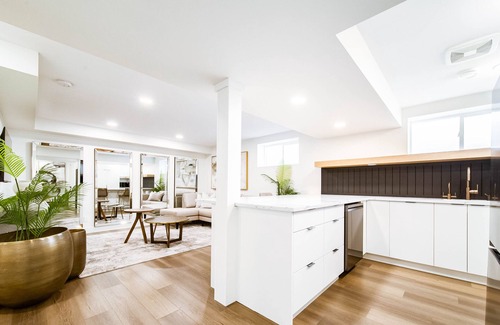 Northwest Edmonton Casa | NEW 6 Bed Luxury SPA Retreat-Hot Tub-AC-King Beds