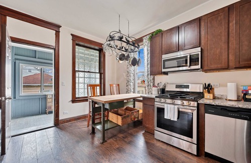Berwyn Casa | NEW! 6 Bed Whole House in Chicagolands Trendy Berwyn by AllSet Turnover