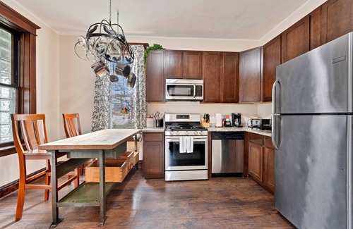 Berwyn Casa | NEW! 6 Bed Whole House in Chicagolands Trendy Berwyn by AllSet Turnover