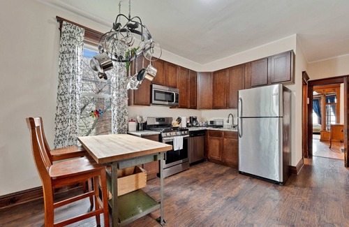 Berwyn Casa | NEW! 6 Bed Whole House in Chicagolands Trendy Berwyn by AllSet Turnover