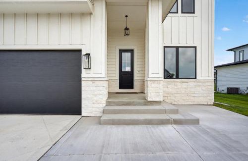 Waukee Casa | New 6BR house near Alice's Corridor amenities