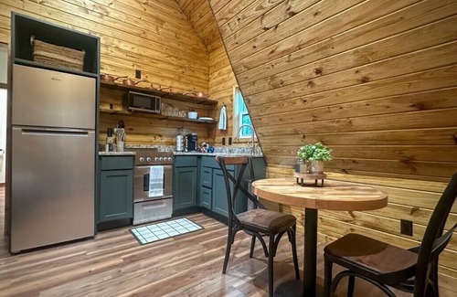 Hot Springs Cabina | NEW! A-Frame Cabin in the Woods +Minutes From Bathhouse Row Downtown Hot Springs