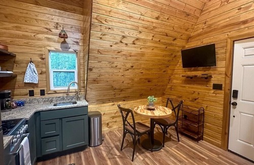 Hot Springs Cabina | NEW! A-Frame Cabin in the Woods +Minutes From Bathhouse Row Downtown Hot Springs