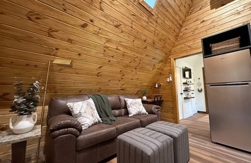 Hot Springs Cabina | NEW! A-Frame Cabin in the Woods +Minutes From Bathhouse Row Downtown Hot Springs