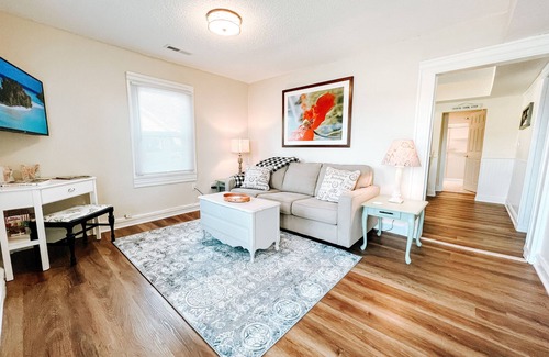 Columbia Casa | New! Adorable Central Columbia Bungalow, Steps from Farmer's Market!