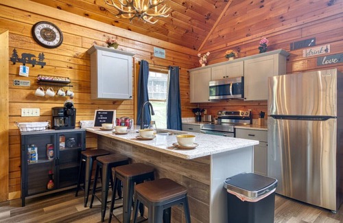 Sevierville Cabina | NEW! Amazing Lake VIEWS Log Cabin+Hot Tub+Arcade!
