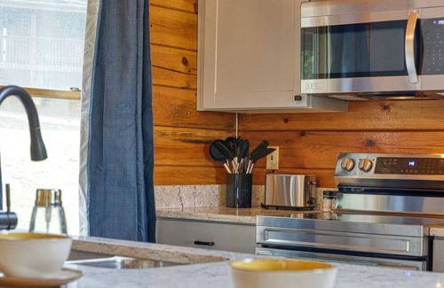 Sevierville Cabina | NEW! Amazing Lake VIEWS Log Cabin+Hot Tub+Arcade!