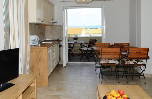 Murter Apartamento | Apartamento nuevo y amueblado con buen gusto.